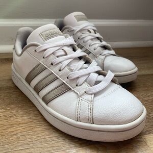 Adidas Grand Court Cloudfoam Lifestyle Comfort Sneakers in White & Gold